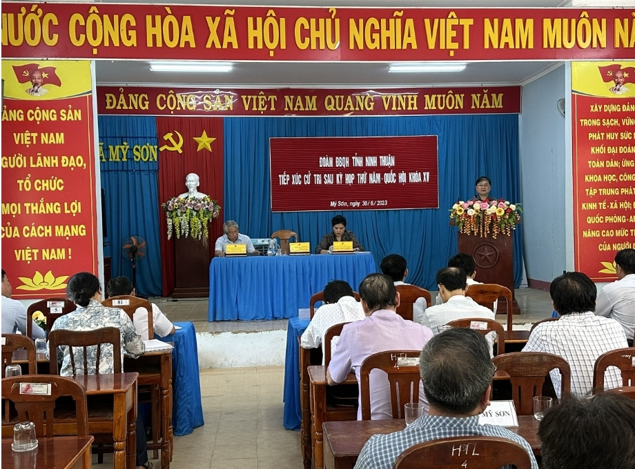 Chu tich Phan Xuan Dung tiep xuc cu tri sau Ky hop thu 5