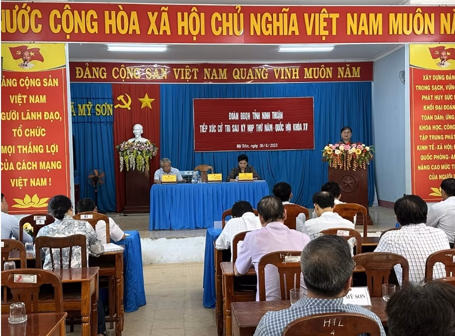 Chu tich Phan Xuan Dung tiep xuc cu tri sau Ky hop thu 5