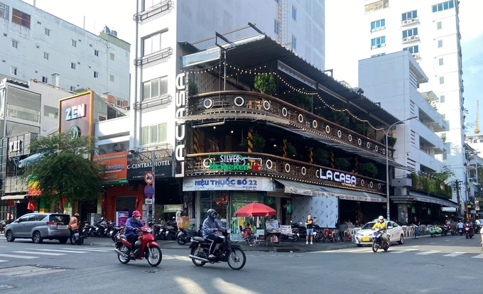 Hơn chục nam nữ giật tóc, xô xát tại phố đi bộ Bùi Viện Hon chuc nam nu giat toc, xo xat tai pho di bo Bui Vien