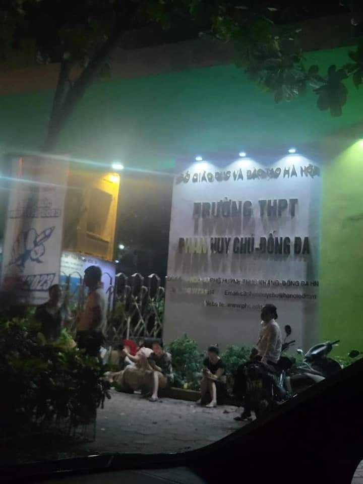 Trước đó, đêm 4/7, nhiều phụ huynh cũng phải xếp hàng xin nộp hồ sơ vào lớp 10 Trường THPT Phan Huy Chú. Hơn 8h sáng 5/7, Trường THPT Phan Huy Chú đăng thông báo dừng tuyển sinh lớp 10 vì đã nhận đủ chỉ tiêu.