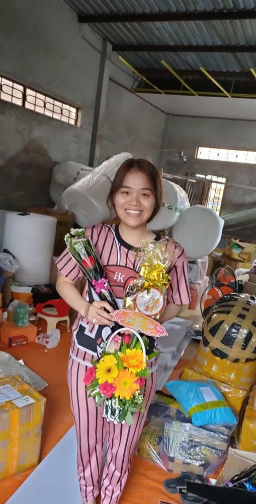 Thỉnh thoảng, cô nàng cũng tự "dìm hàng" bản thân bằng những bức ảnh diện trang phục ở nhà, để mặt mộc.