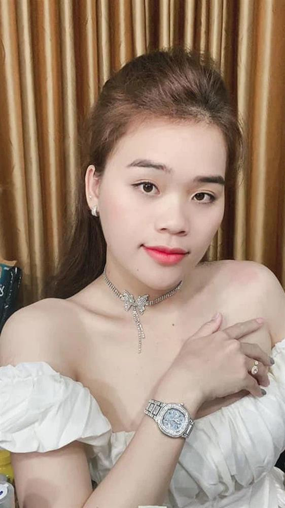 Thu nhập tốt, Ngân Thảo cũng đầu tư cho bản thân những bộ cánh mới, trang sức phụ kiện đi kèm cũng cực kỳ sang xịn.