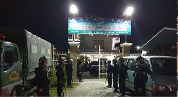 Giữa năm 2020, Công an quận Thốt Nốt (TP Cần Thơ) mở đợt cao điểm trấn áp tội phạm. Ngày 30/9/2020, nhà riêng của Thiếu tá Hồ Đình Huyên, Đội trưởng Cảnh sát hình sự, Công an quận Thốt Nốt tại phường Trung Kiên bị phóng hỏa. Vụ việc không gây thương tích cho người nào nhưng gây thiệt hại tài sản hàng chục triệu đồng. 