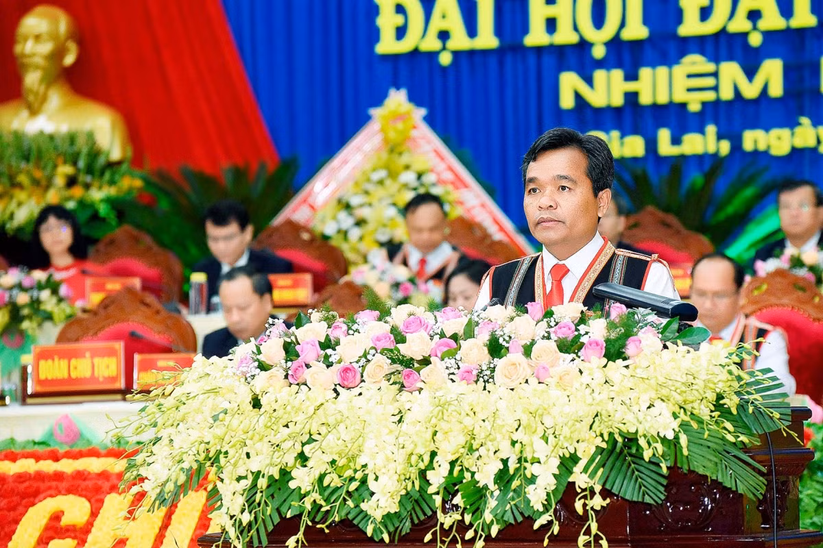  Bí thư Tỉnh ủy Gia Lai khoá XVI Hồ Văn Niên sinh năm 1975, người dân tộc Ba Na; quê quán: xã Yang Bắc, huyện Đak Pơ, tỉnh Gia Lai. Ông có trình độ cử nhân Chính trị, cử nhân Luật. 