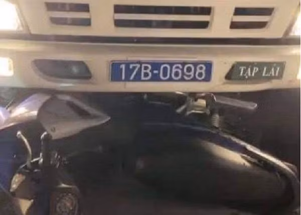 Giao vien day lai xe o Thai Binh bi to danh nguoi do mau thuan di duong