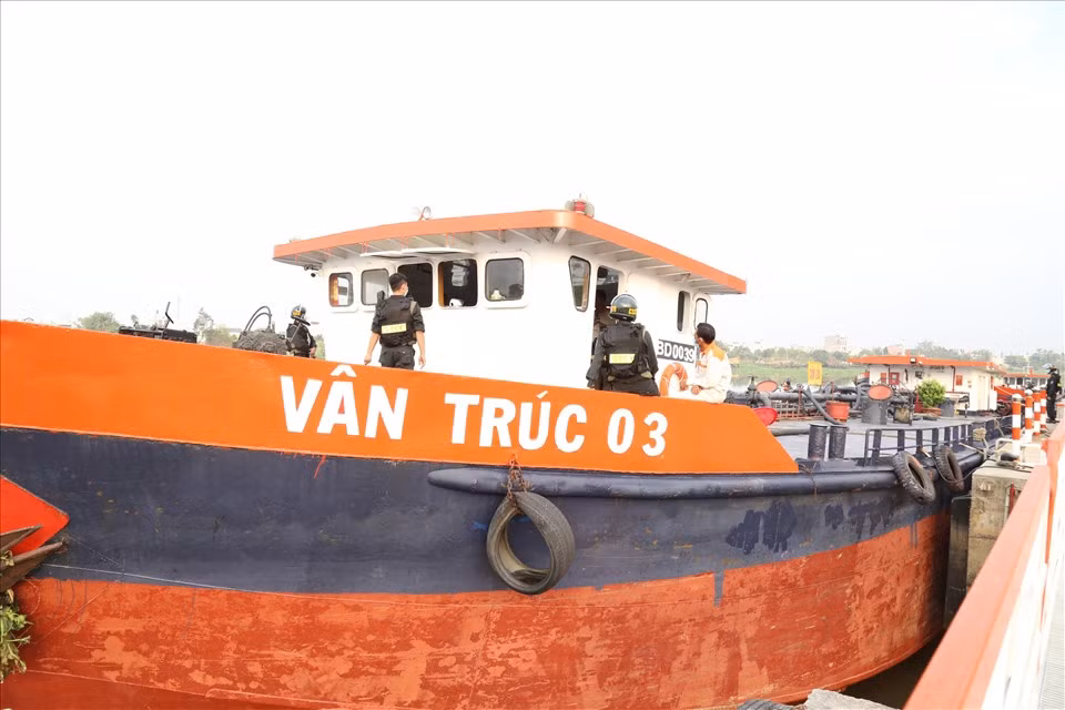 Bước đầu, các đối tượng khai nhận sử dụng các tàu của Công ty Vân Trúc có tải trọng từ 400 tấn - 1.000 tấn mua xăng nhập lậu, xăng giả rồi pha chế, mang đi tiêu thụ tại các cây xăng của Công ty Vân Trúc và phân phối cho các cây xăng trên địa bàn các tỉnh phía Nam như Đồng Nai, Bình Dương, Bình Phước và thành phố Hồ Chí Minh… 