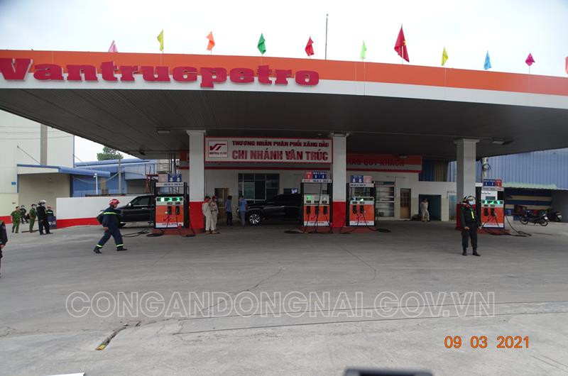 Các đơn vị công an đã triển khai 12 tổ công tác với gần 400 cán bộ chiến sĩ đồng loạt bắt, khám xét khẩn cấp tại 10 địa điểm là kho chứa, cây xăng, trụ sở làm việc và nơi ở của các đối tượng tại tỉnh Bình Dương và thành phố Hồ Chí Minh. 