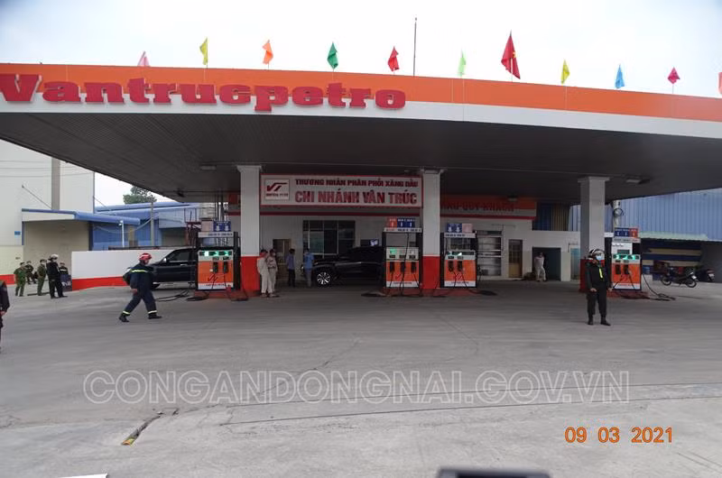 Các đơn vị công an đã triển khai 12 tổ công tác với gần 400 cán bộ chiến sĩ đồng loạt bắt, khám xét khẩn cấp tại 10 địa điểm là kho chứa, cây xăng, trụ sở làm việc và nơi ở của các đối tượng tại tỉnh Bình Dương và thành phố Hồ Chí Minh. 