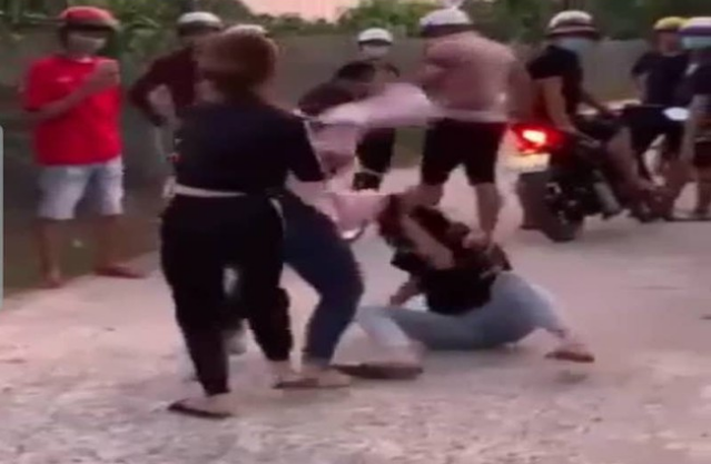 Nu sinh bi lot do danh ghen: “Yeu rau xanh” lo mat... bao nam tu?