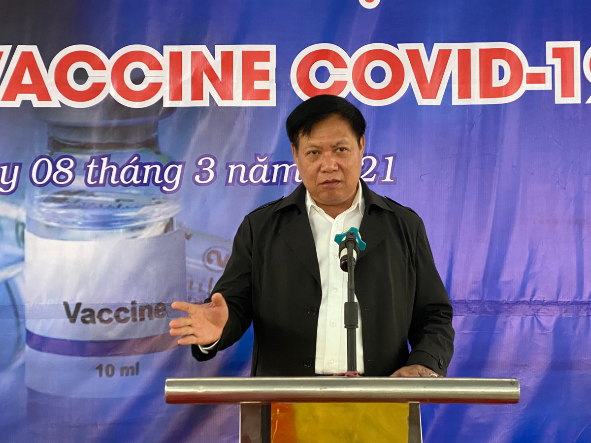 Can canh nu nhan vien y te dau tien o Hai Duong duoc tiem vac-xin COVID-19