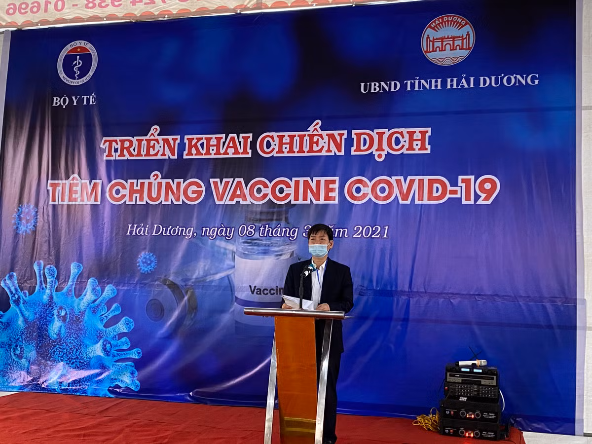 Yêu cầu tiêm vắc-xin COVID-19 phải đảm bảo an toàn, Phó Chủ tịch UBND tỉnh Hải Dương Lương Văn Cầu chống tư tưởng chủ quan sau khi tiêm vắc-xin COVID-19 mà quên mất việc tự phòng chống bệnh cho cá nhân.