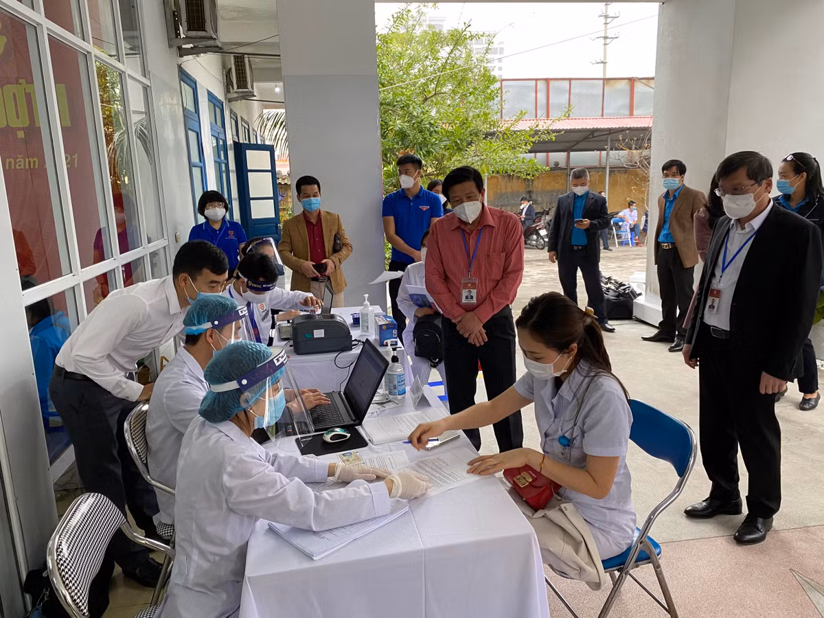 Bàn khai báo y tế cho các đối tượng diện được tiêm vắc-xin COVID-19