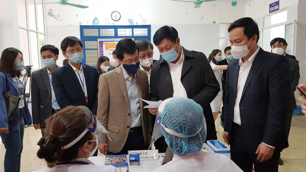 Can canh nu nhan vien y te dau tien o Hai Duong duoc tiem vac-xin COVID-19-Hinh-2