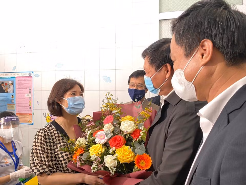 Sau khi tiêm do là người đầu tiên, chị Nhung được tặng hoa nhân ngày Quốc tế phụ nữ 8/3.