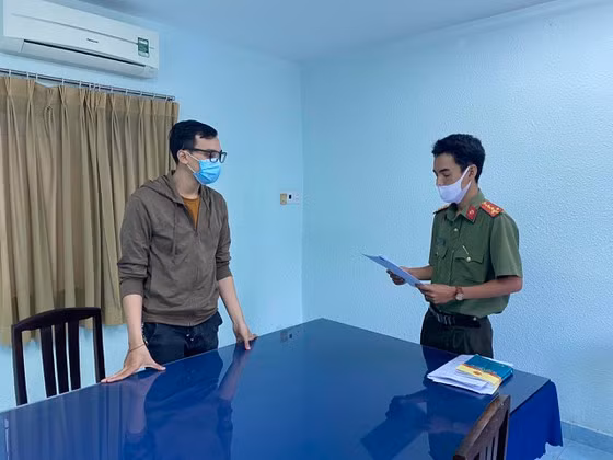 Nam tiep vien hang khong lam lay lan dich benh bi de nghi truy to