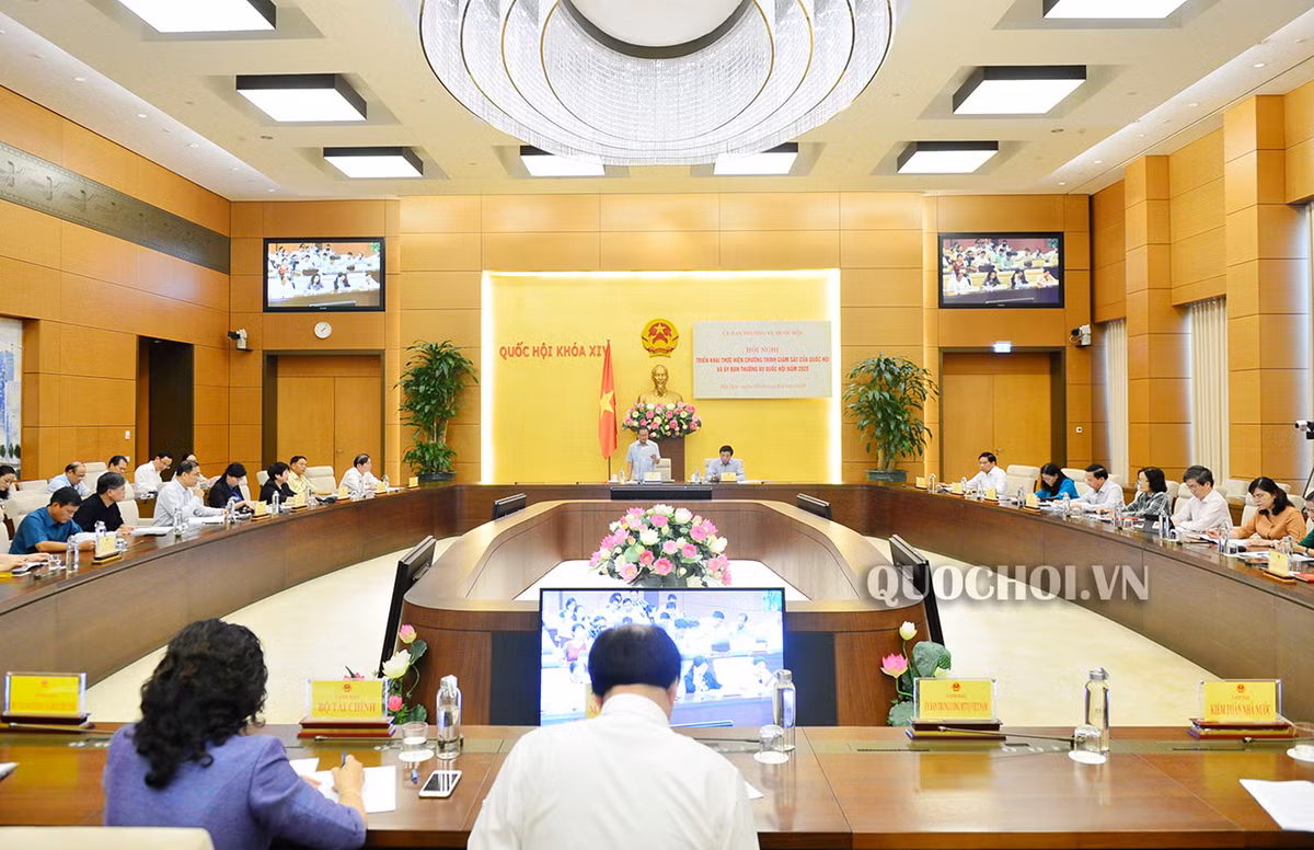 Nhiệm kỳ khóa XIV, công tác giám sát được chú trọng, nội dung giám sát có trọng tâm, trọng điểm, bao quát hầu hết các lĩnh vực, ngày càng nâng cao hiệu lực, hiệu quả, đạt được nhiều kết quả quan trọng, được cử tri và nhân dân đánh giá cao. 7 chuyên đề giám sát của Quốc hội nhiệm kỳ qua liên quan mật thiết đến phát triển kinh tế - xã hội và đời sống của nhân dân.