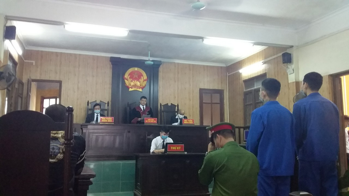 Khoa mang theo 1 khẩu súng loại bắn đạn ghém cỡ 12, rồi đi taxi từ TP Hà Nội về huyện Thanh Miện. Sau đó, Khoa gọi điện thoại và bảo Linh đi xe máy xuống Thanh Miện đón mình. 