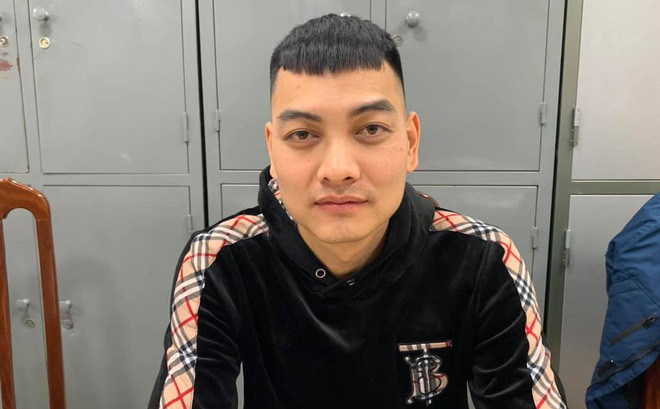 Đến khoảng 21h30 cùng ngày, anh Nguyễn Văn Năm (26 tuổi, ở phường Hòa Long, TP Bắc Ninh) đi ra mở cửa xe của Tuyền và ngồi ở ghế phụ nổ máy xạc pin điện thoại di động. Lúc này, Khoa bắn 1 phát. Sau đó, Khoa bảo Linh lái xe vượt qua vị trí xe của Tuyền và quay lại bắn tiếp 2 phát nữa. 