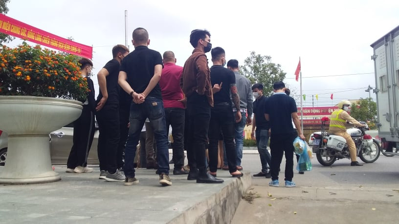 Nhiều dân "xã hội" đến dự tòa.