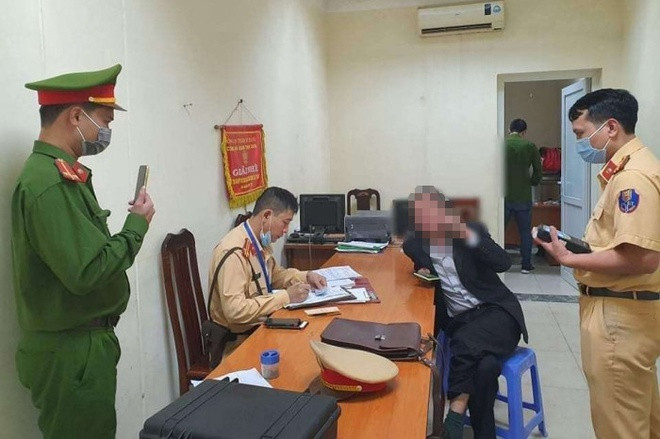 Tai xe xe Camry say xin, tat CSGT: La quan nhan... tuoc quan tich?