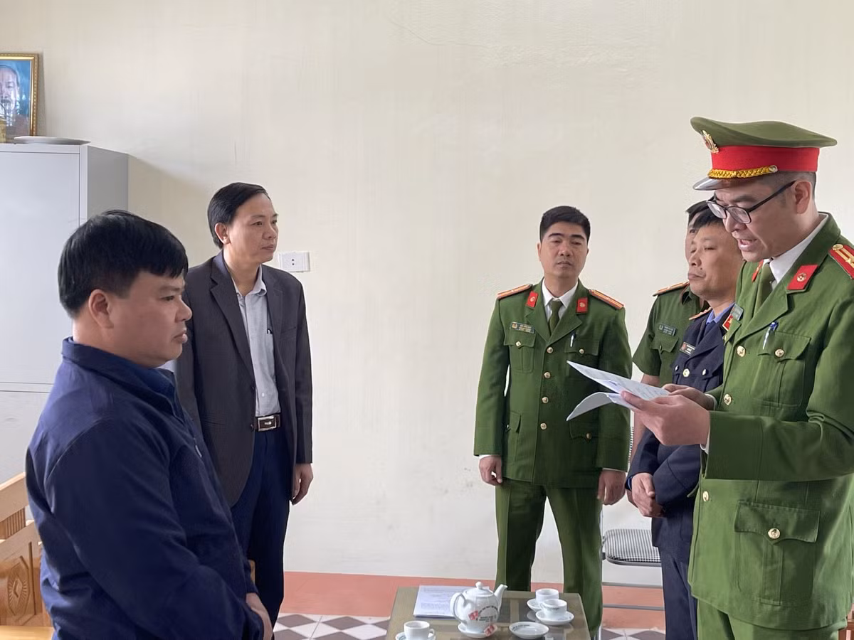 Nguyen Giam doc Phong dang ky quyen su dung dat o Thanh Hoa bi khoi to