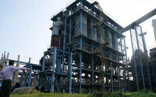 Các bị can này còn cùng với các bị can Trần Văn Khâm, Đậu Văn Hùng chỉ đạo các cá nhân có liên quan thuộc TISCO và VNS, tổ chức, thực hiện việc điều chỉnh dự toán chi phí. Các vi phạm này chính là nguyên nhân dẫn đến dự án chậm tiến độ, làm phát sinh tăng lãi vay, tăng chi phí đầu tư, gây thất thoát, lãng phí 830 tỷ đồng.