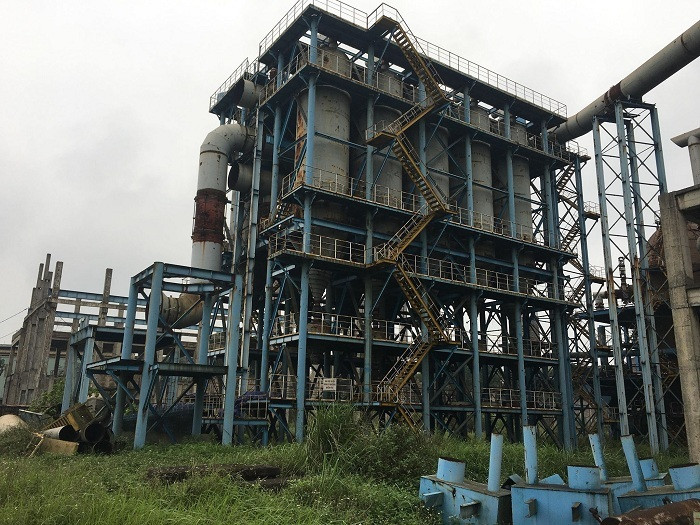 Đến tháng 8/2008, sau hơn 11 tháng khởi công xây dựng, MCC tự ý dừng hợp đồng, rút hết người về nước khi chưa hoàn thành thiết kế chi tiết các hạng mục, chưa lựa chọn, ký được hợp đồng với nhà thầu phụ, chưa triển khai thi công bất kỳ hạng mục nào của gói thầu. MCC lại có nhiều văn bản gửi TISCO đề nghị kéo dài thời gian thực hiện hợp đồng. MCC còn có văn bản đề nghị điều chỉnh giá hợp đồng EPC với tổng chi phí tăng thêm hơn 138 triệu USD không có cơ sở.