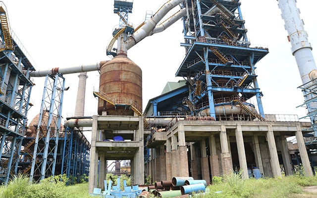  Bị cáo Trần Trọng Mừng - nguyên Tổng giám đốc TISCO ký văn bản gửi Bộ Công Thương và VNS đề nghị cho giải quyết đặc cách phạm vi được điều chỉnh về giá thiết bị và các chi phí khác với dự án. Bị cáo Mừng không chỉ đạo áp dụng điều khoản để dừng hợp đồng, báo cáo cấp có thẩm quyền xem xét hủy đấu thầu, thu hồi tiền tạm ứng mà quyết tâm thực hiện dự án. Hành vi này khiến dự án phải dừng thi công, gây thất thoát, lãng phí trên 830 tỷ đồng.