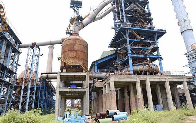  Bị cáo Trần Trọng Mừng - nguyên Tổng giám đốc TISCO ký văn bản gửi Bộ Công Thương và VNS đề nghị cho giải quyết đặc cách phạm vi được điều chỉnh về giá thiết bị và các chi phí khác với dự án. Bị cáo Mừng không chỉ đạo áp dụng điều khoản để dừng hợp đồng, báo cáo cấp có thẩm quyền xem xét hủy đấu thầu, thu hồi tiền tạm ứng mà quyết tâm thực hiện dự án. Hành vi này khiến dự án phải dừng thi công, gây thất thoát, lãng phí trên 830 tỷ đồng.