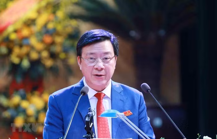 Sau khi tốt nghiệp Đại học Sư phạm 1 Hà Nội về giảng dạy tại trường THPT Cầu Xe, huyện Tứ Lộc, tỉnh Hải Dương 7 năm (từ năm 1988), sau đó chuyển sang công tác tại huyện đoàn Tứ Kỳ với chức vụ Bí thư huyện Đoàn năm 1996. Thời gian này, ông Thăng gia nhập Đảng cộng sản Việt Nam vào tháng 8/1994.