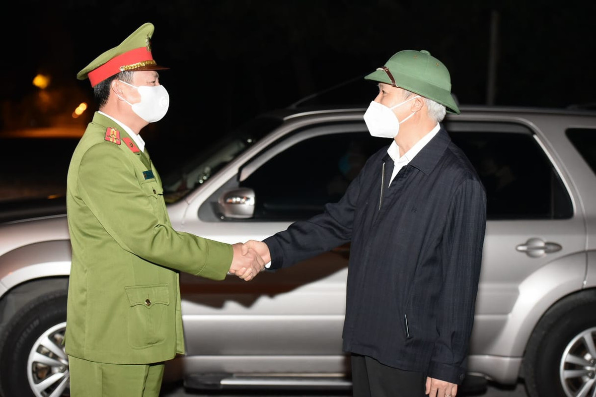 Ông Lê Đình Long bắt tay chúc mừng Trưởng công an TP Hải Dương Nguyễn Tuấn Hưng.