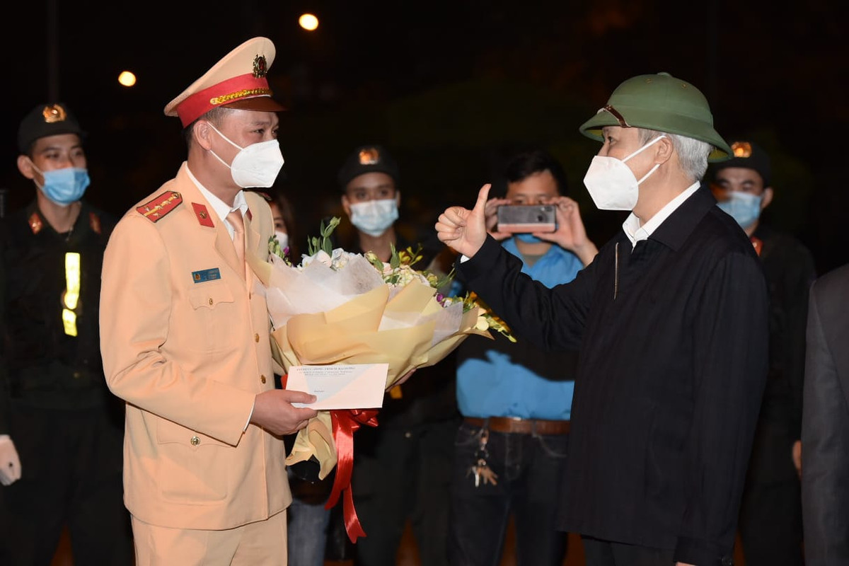 Tại TP Hải Dương, trước thời điểm dỡ chốt kết thúc thời gian cách ly xã hội toàn tỉnh, Bí thư Thành ủy Hải Dương Lê Đình Long đã tặng hoa, cảm ơn chốt kiểm soát tại đường Trường Chinh đã đồng hành cùng người dân thành phố suốt thời gian chống dịch.