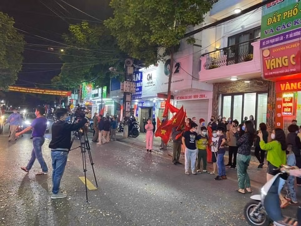 Tối cùng ngày, người dân thành phố Hải Dương đội mưa đổ ra đường bày tỏ niềm vui sau khi Hải Dương kết thúc cách ly xã hội.