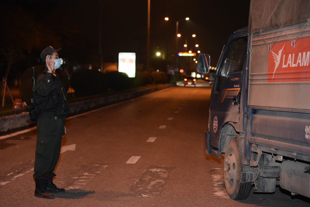 Chuyến xe đầu tiên sau khi dỡ chốt kiểm soát dịch bệnh tại thành phố Hải Dương.