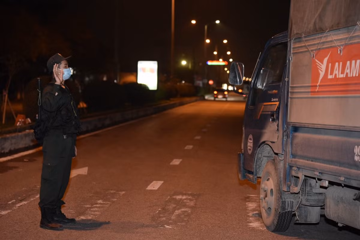 Chuyến xe đầu tiên sau khi dỡ chốt kiểm soát dịch bệnh tại thành phố Hải Dương.