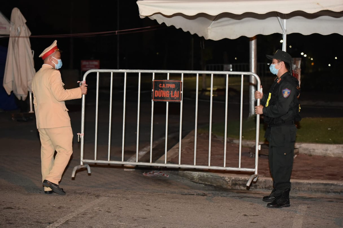 Lực lượng công an thành phố tháo dỡ chốt.