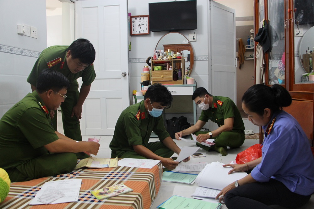 Điều tra mở rộng vụ án trên, cơ quan công an xác định 3 cán bộ Chi cục thuế có liên quan. Cụ thể, Chiến đã tạo điều kiện cho Sơn và Hải thành lập Công ty TNHH MTV Nam Thiên Đạt, Doanh nghiệp tư nhân Nguyễn Mộng, Công ty TNHH MTV Phạm Phúc Ánh trên địa bàn huyện Tri Tôn… để mua bán hóa đơn giá trị gia tăng khống cho các công ty, doanh nghiệp, hưởng lợi trên 600 triệu đồng.