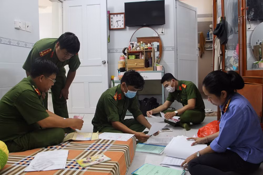 Điều tra mở rộng vụ án trên, cơ quan công an xác định 3 cán bộ Chi cục thuế có liên quan. Cụ thể, Chiến đã tạo điều kiện cho Sơn và Hải thành lập Công ty TNHH MTV Nam Thiên Đạt, Doanh nghiệp tư nhân Nguyễn Mộng, Công ty TNHH MTV Phạm Phúc Ánh trên địa bàn huyện Tri Tôn… để mua bán hóa đơn giá trị gia tăng khống cho các công ty, doanh nghiệp, hưởng lợi trên 600 triệu đồng.