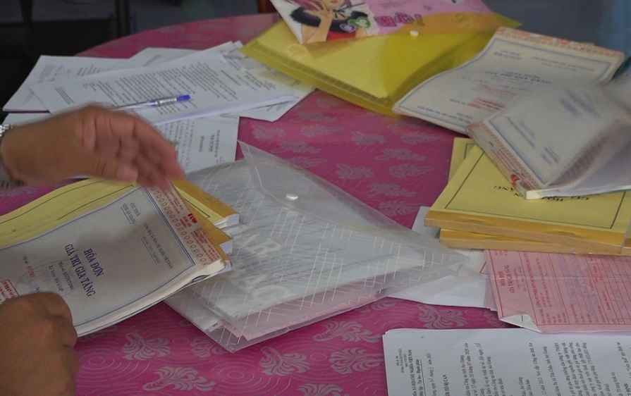 Trong quá trình khám xét, lực lượng chức năng thu giữ nhiều con dấu, hóa đơn giá trị gia tăng đã và chưa qua sử dụng, cùng nhiều giấy tờ có liên quan của các đối tượng trên. 