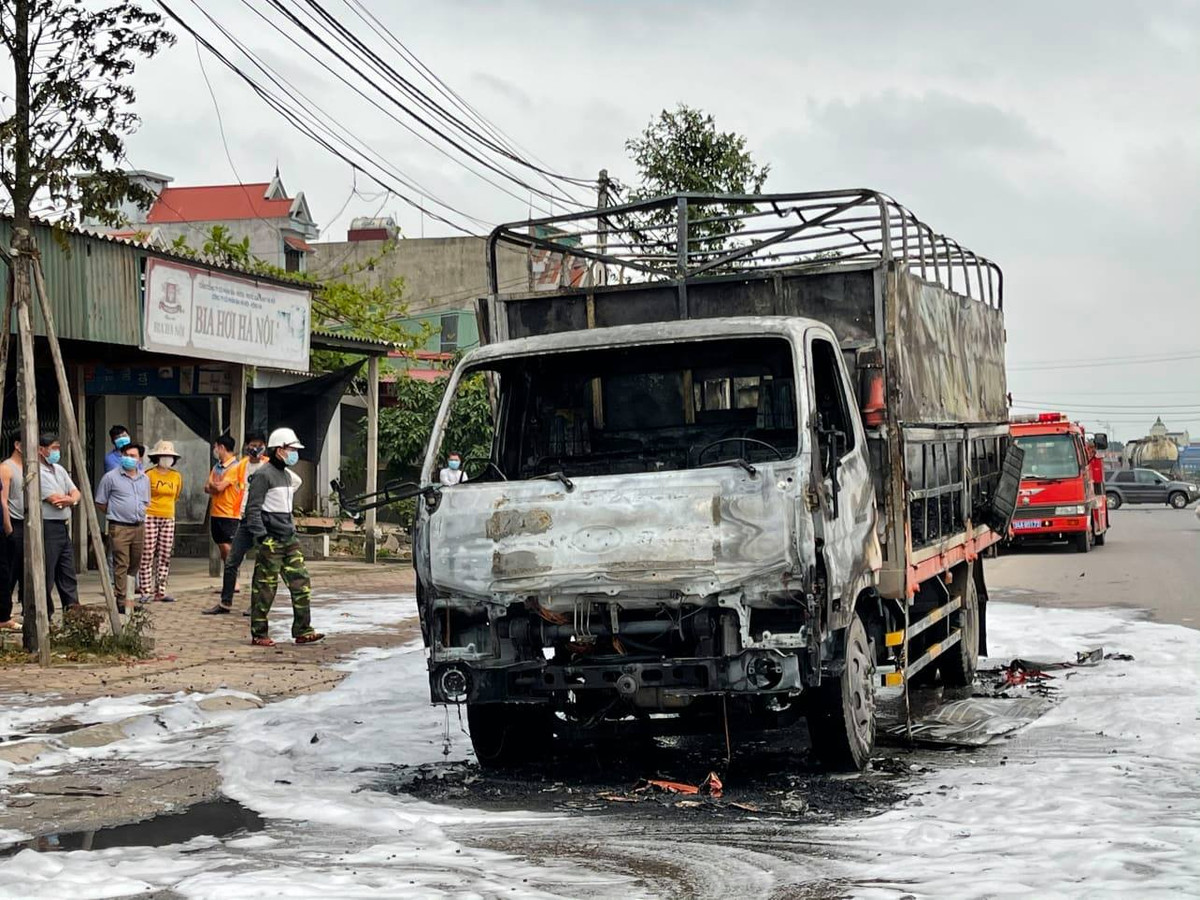 Dù không có thiệt hại về người do lái xe nhanh chóng thoát ra nhưng chiếc xe đã bị hư hỏng nặng.