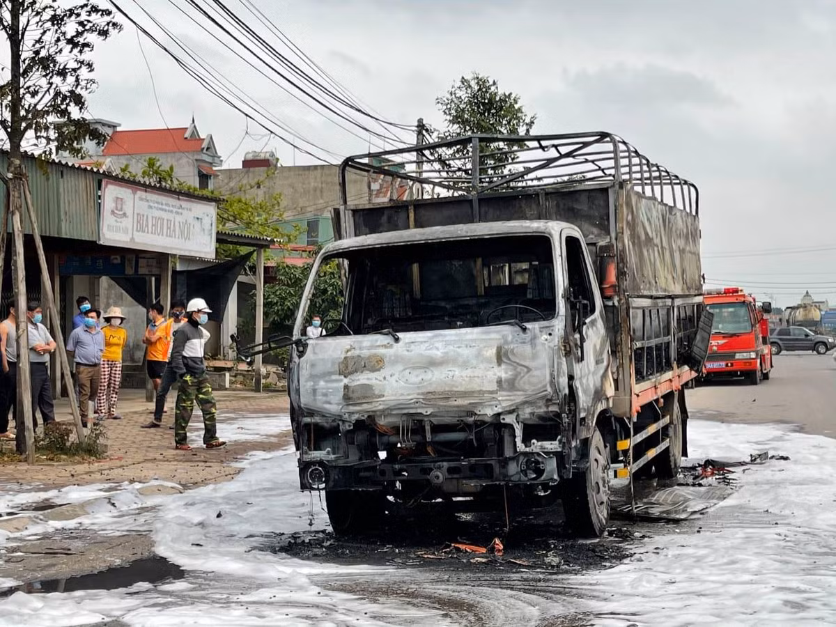 Dù không có thiệt hại về người do lái xe nhanh chóng thoát ra nhưng chiếc xe đã bị hư hỏng nặng.