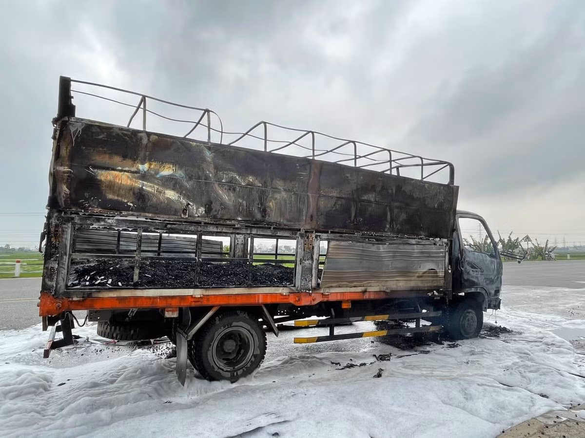 Ngay khi phát hiện, lái xe nhanh chóng rời khỏi cabin và thông báo đến lực lượng cảnh sát PCCC tỉnh Hải Dương. Tuy nhiên, chiếc xe và toàn bộ số bẩt lửa trên thùng đều bị ngọn lửa thiêu rụi.