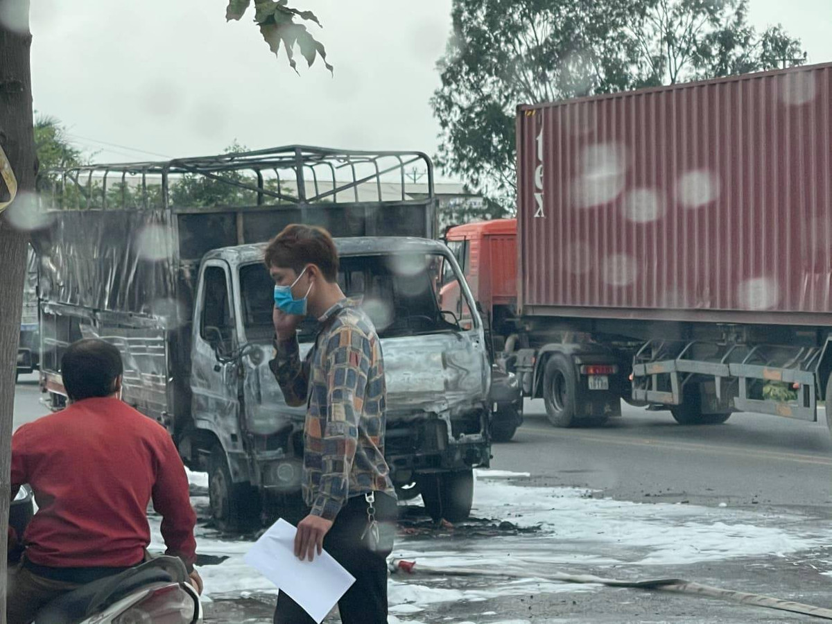 Đầu xe hư hỏng hoàn toàn.