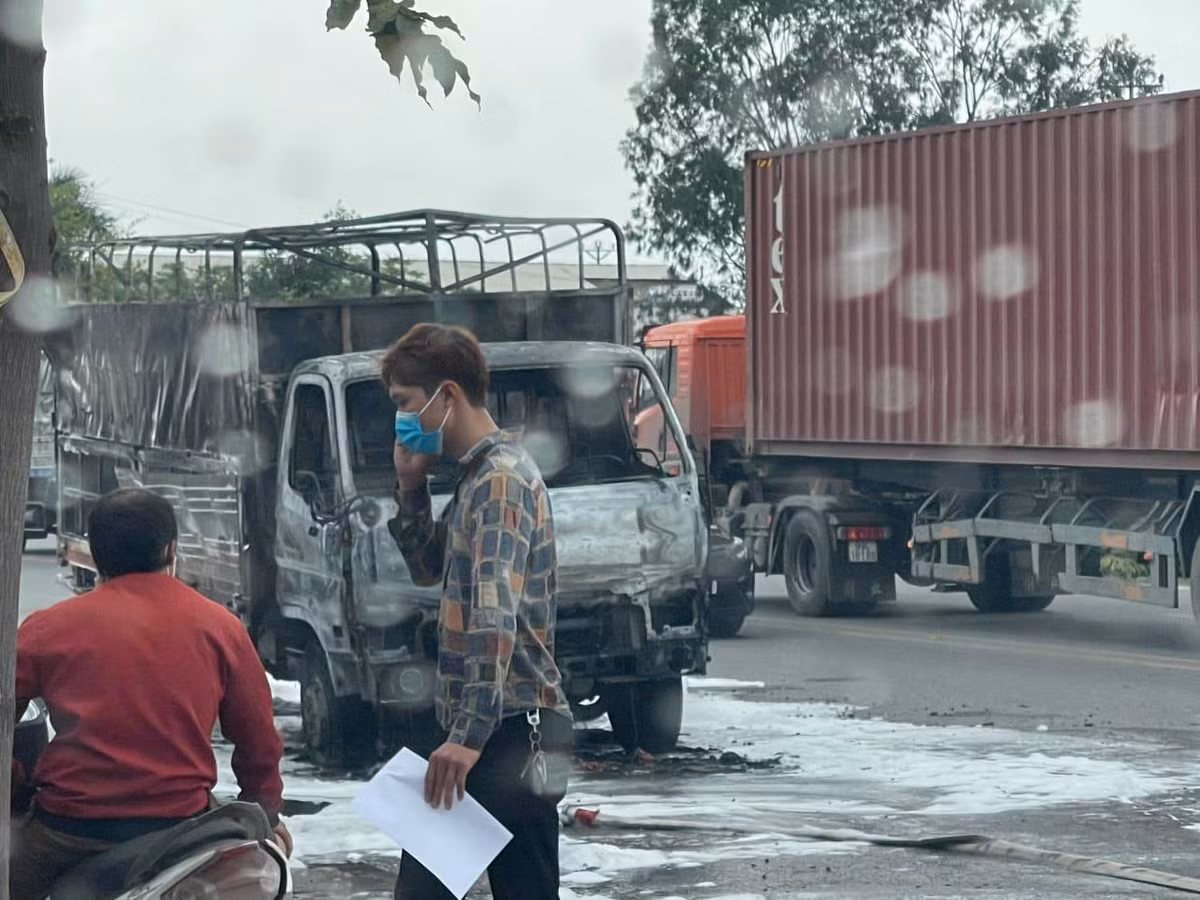 Đầu xe hư hỏng hoàn toàn.