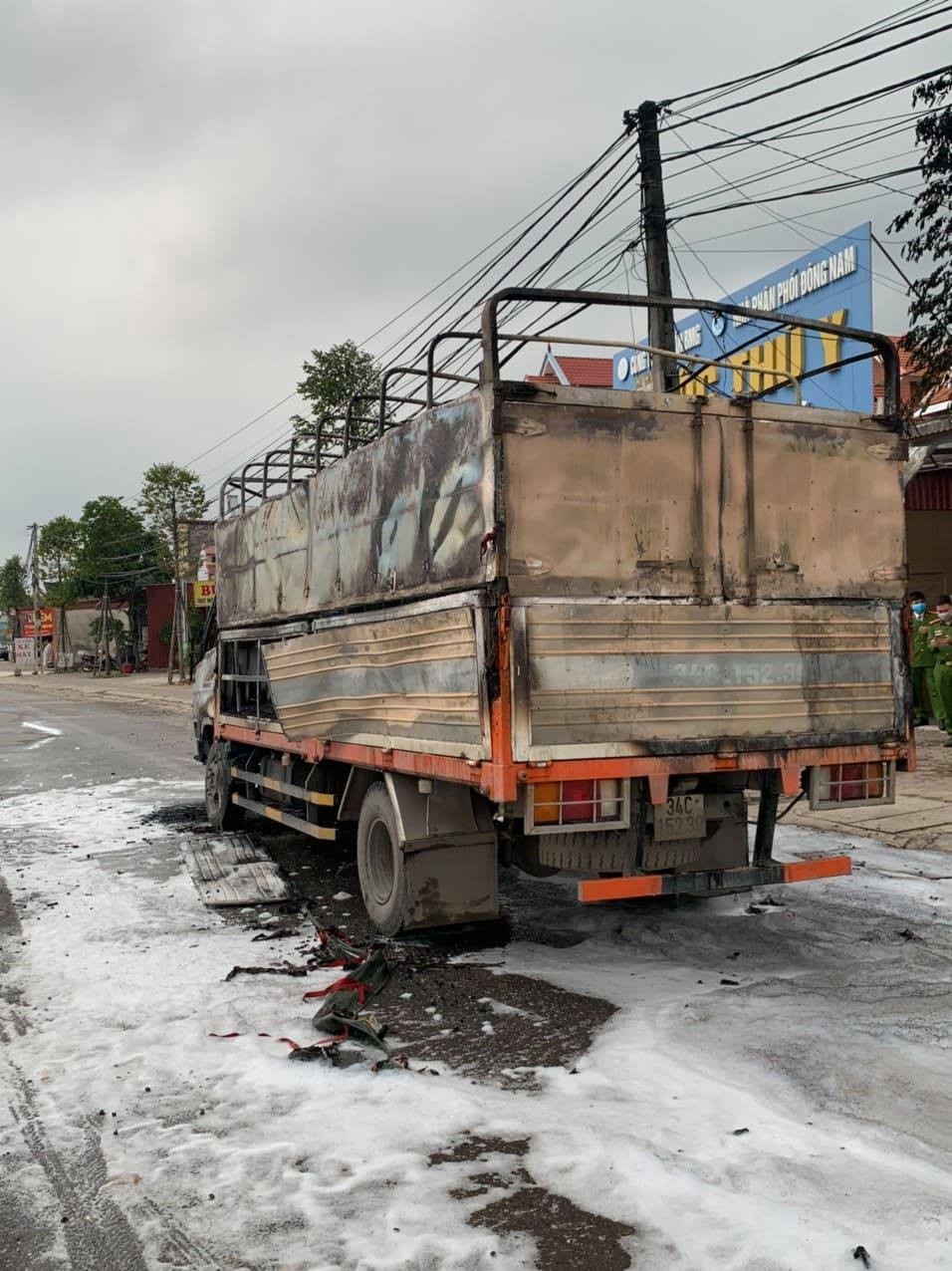 Toàn bộ hàng hóa trên xe bị thiêu rụi.