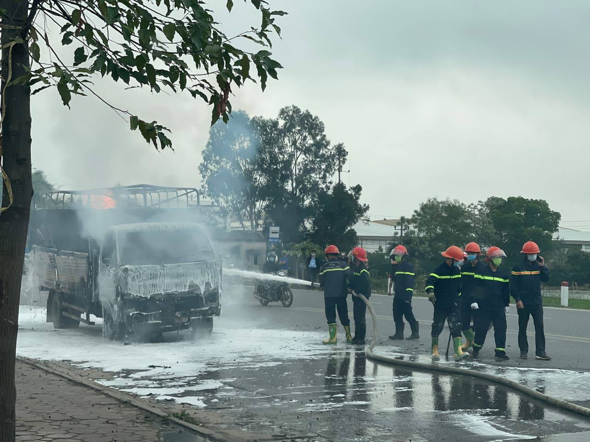 Cụ thể, vào hồi 12h00 ngày 9/3, anh Nguyễn Đắc Chung (SN1993, trú tại thôn Vạn Tuế, xã Tân Việt, huyện Thanh Hà, tỉnh Hải Dương) điều khiển xe tải 34C-152.39 chở bật lửa ga đến km 32+850 trên quốc lộ 18 (phường Văn An, TP.Chí Linh, Hải Dương) thì xe bất ngờ bốc cháy. 