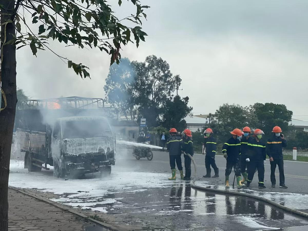 Can canh o to cho bat lua boc chay ngun ngut tren quoc lo 18-Hinh-2