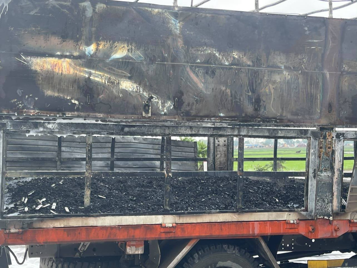 Bên trong thùng xe chỉ còn lại tàn tro.