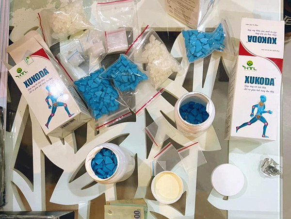 Khám xét nhanh nơi ở của Được tại phường An Hải Bắc, Công an thành phố phát hiện thêm 800 viên thuốc lắc, 120g Ketamin, 2 cân điện tử và một số dụng cụ dùng để phân chia ma túy.