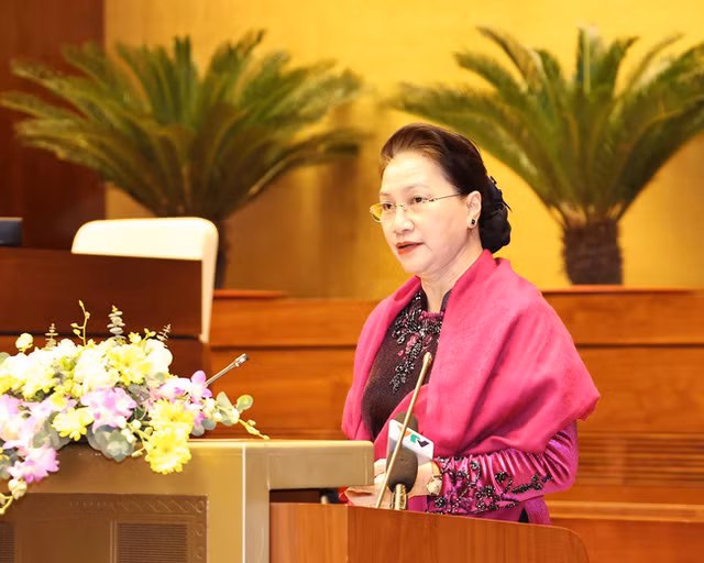 Chủ tịch Quốc hội Nguyễn Thị Kim Ngân khẳng định, nhìn lại chặng đường 5 năm qua, dưới sự lãnh đạo của Đảng, dù trong bất cứ hoàn cảnh khó khăn nào, Quốc hội vẫn luôn nêu cao tinh thần trách nhiệm, nỗ lực, cố gắng cao nhất để hoàn thành xuất sắc nhiệm vụ. Nhiệm kỳ Quốc hội khóa XIV đã thành công với những kết quả khá toàn diện trên các lĩnh vực. 